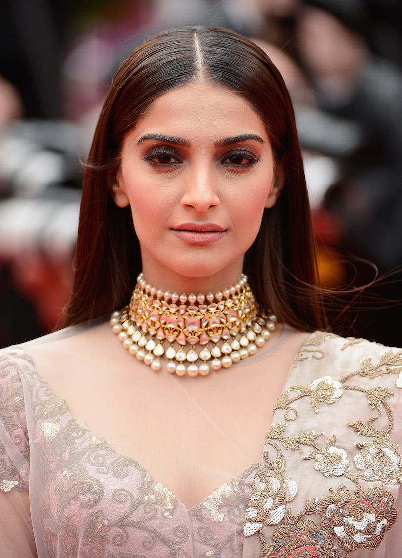 Stile orientale per Sonam Kapoor perfettamente lisci e lucidi.
